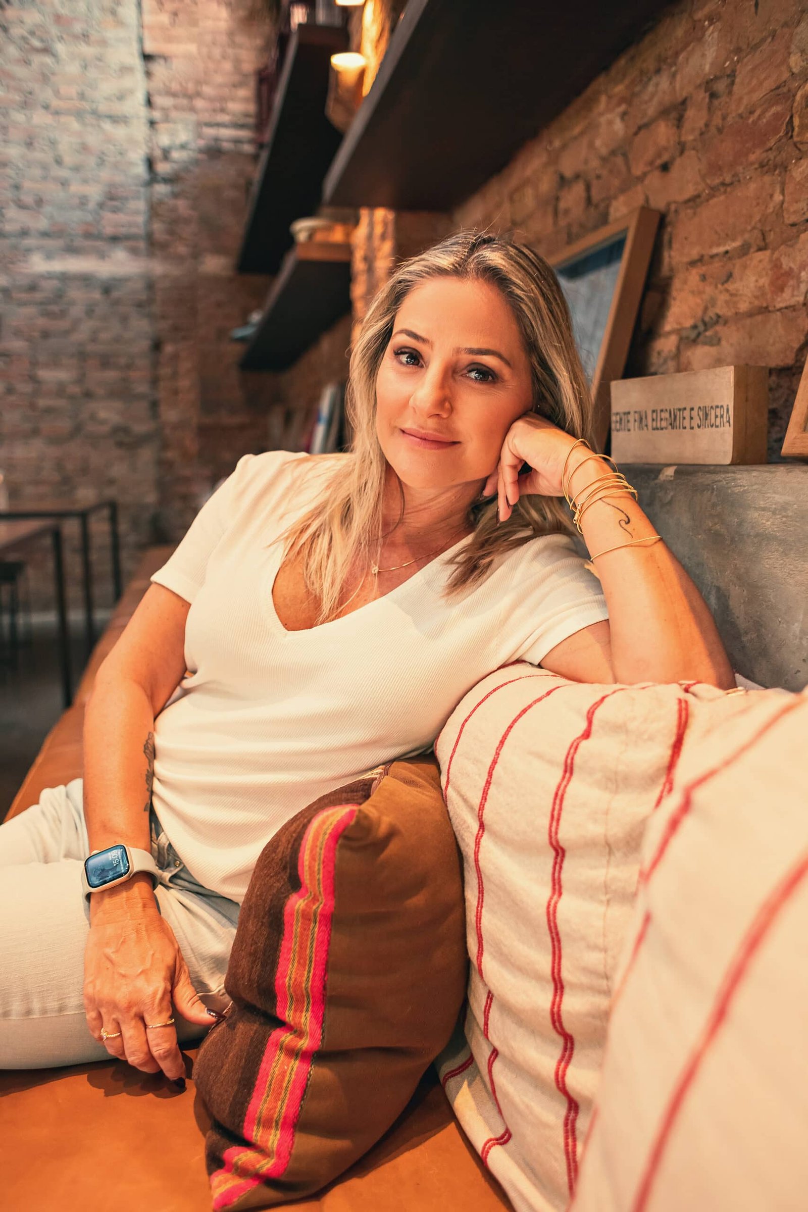 Renata Cobein em um ambiente acolhedor.